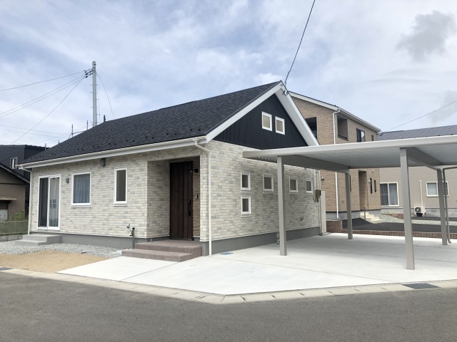 シングル屋根の美しい平屋建ての住まい